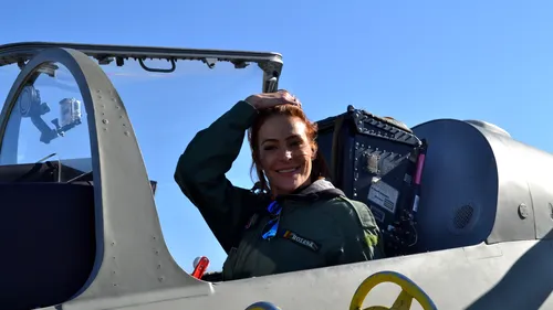 Roxana Ciuhulescu trece de la mașini de raliu la avioane. E prima femeie civil care a zburat cu IAR-99 ȘOIM
