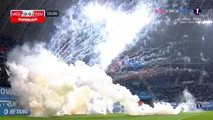 Meciul dintre Universitatea Craiova și FC U Craiova a fost întrerupt din cauza ultrașilor! Arbitrul a trimis echipele la cabine, după ce a oprit partida de trei ori