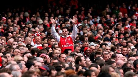 Bătaie de joc pe Anfield. Un fan al lui Arsenal a fost umilit după ce a plătit 52 de lire sterline pe bilet. Ce loc i-a fost rezervat