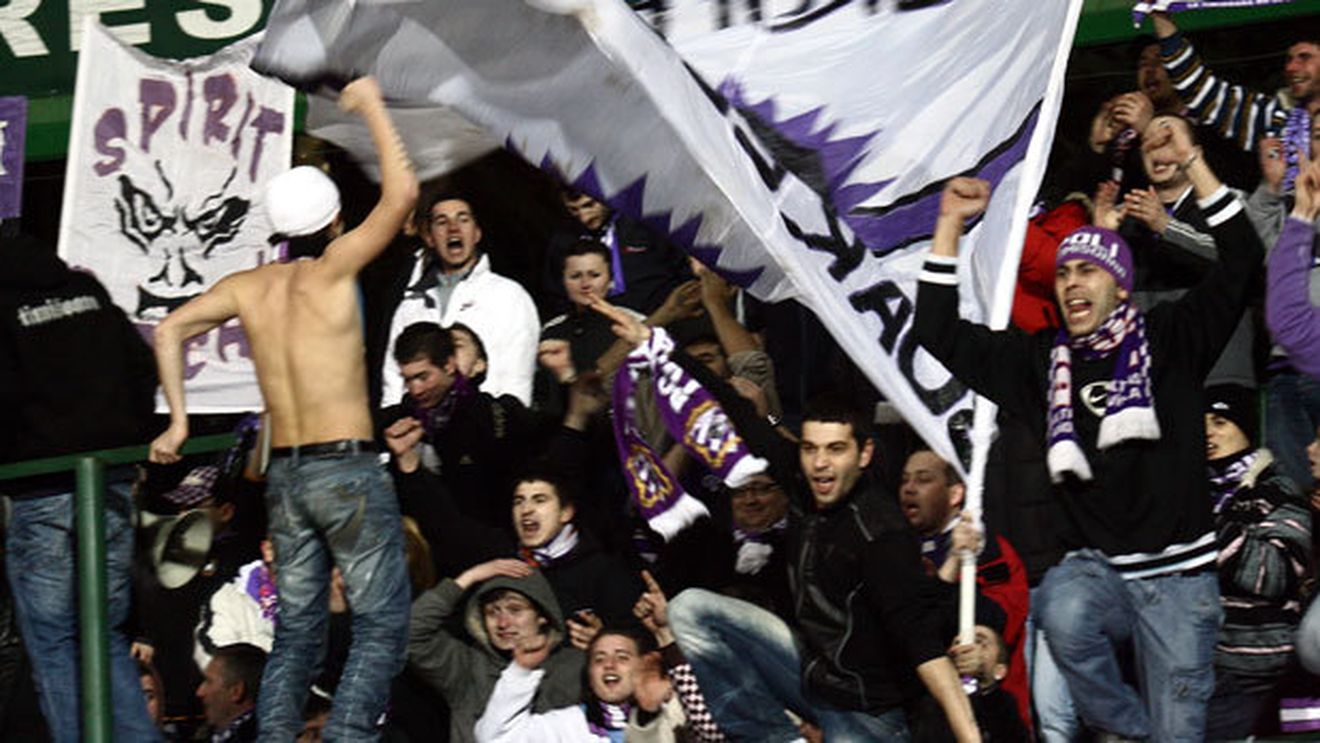 AUDIO Asta e maneaua compusă de Adi Minune pentru fanii lui Poli: "Să le rupă gura la steliști!" :)