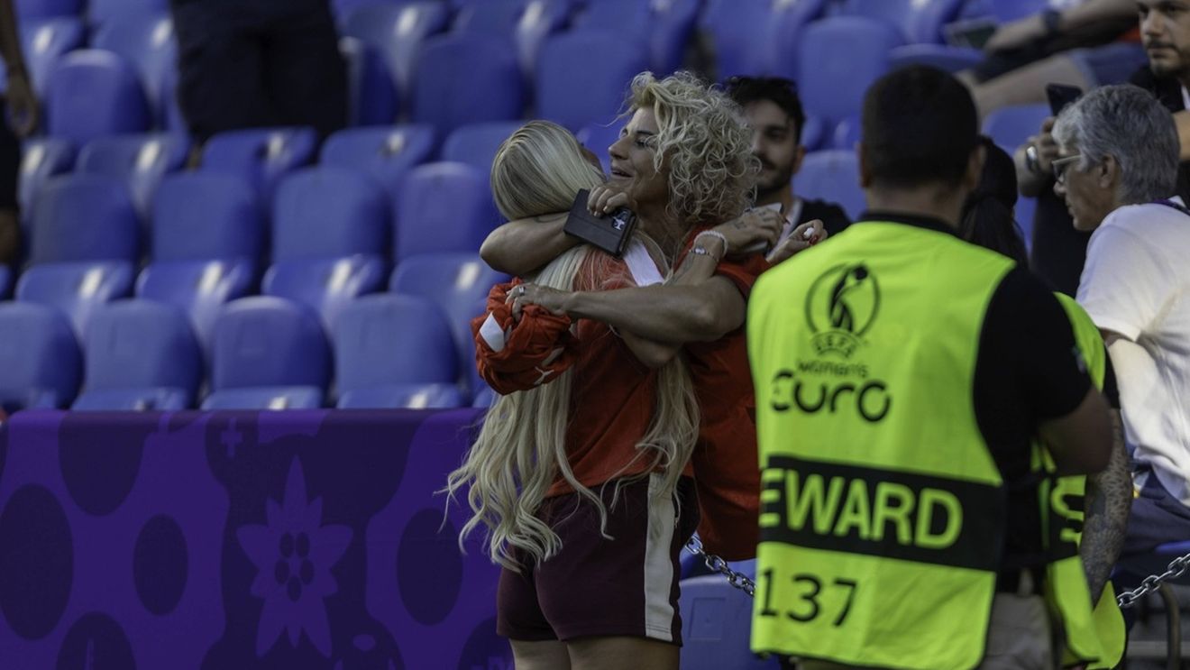 Cea mai sexy fotbalistă și-a implorat mama să o lase să renunțe la carieră din cauza jignirilor primite online