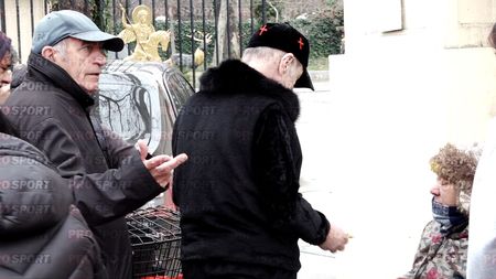Imaginile momentului cu Gigi Becali, care împarte mii de lei nevoiașilor care l-au luat cu asalt la Palat! Miliardarul a dat teancuri de bancnote înainte să intre în Postul Paștelui. VIDEO