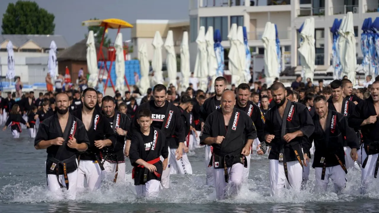 Îmbrăcați în Kimono-uri, 500 de sportivi de la Kempo, alături de președintele federației, Amatto Zaharia, au făcut un antrenament inedit la 7.00 dimineața în Marea Neagră. Au fost atracția turiștilor de pe plaja din Venus!