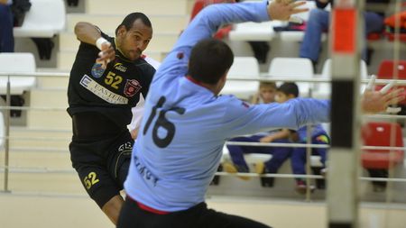 Dinamo București a câștigat derby-ul cu HC Odorhei și a trecut din nou în fața Stelei. Harghitenii au avut 4 jucători mai puțin pe foaia de joc