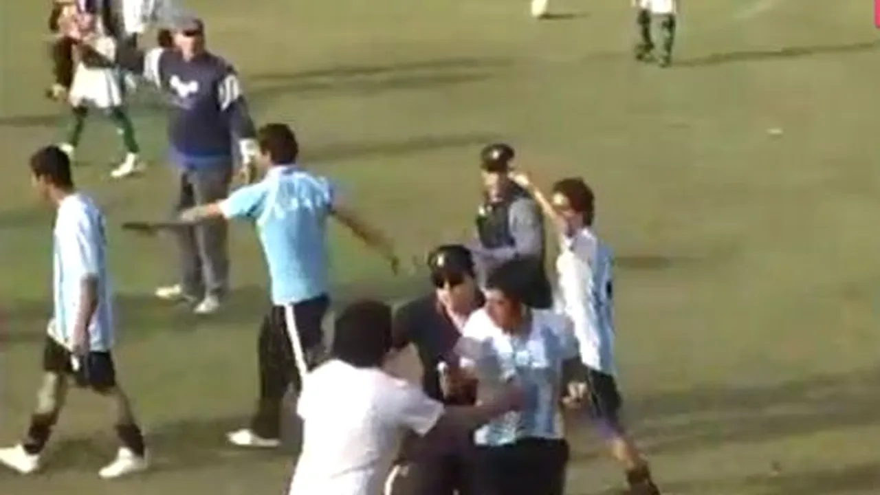 VIDEO Șocant!** Violențe incredibile la un meci de juniori din Argentina! Un jucător a fost lovit cu piciorul în cap