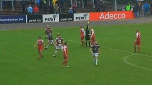 VIDEO - Benny Hill e istorie! Cea mai haioasă fază: cum să-i "blochezi" chiloții adversarului!