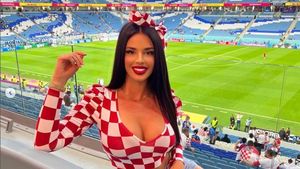 Cea mai controversată femeie de la Cupa Mondială din Qatar, baie de mulțime la Doha! Ivana Knoll, tânăra care șochează cu aparițiile sale incendiare, a devenit un adevărat star: „E o zi obișnuită pentru mine!” | GALERIE FOTO