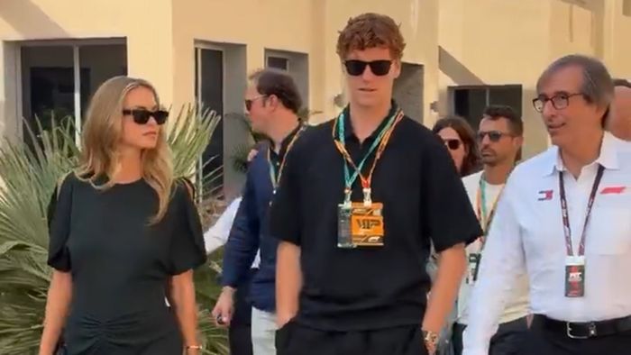 Moment stânjenitor cu Jannik Sinner și iubita sa, la ultima cursă de Formula 1 a sezonului: „Laila, te duci la garajul Mercedes?” Partenera tenismenului a avut o relație cu Mick Schumacher. VIDEO