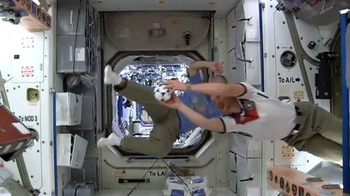 Astronauții de pe ISS au jucat fotbal pe orbită pentru a marca debutul Campionatului Mondial 