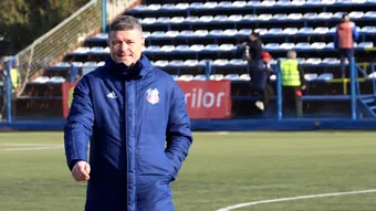 Genul programului, comedie. Daniel Oprița ține Steaua pe loc de play-off, e tot mai atacat, dar conducerea nu e capabilă să obțină dreptul de promovare! Antrenorul a răbufnit iar: ”Am promovat de nu știu câte ori”