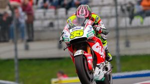 Cal Crutchlow, rege pe ploaie torențială la Silverstone. Britanicul pleacă din pole, Rossi și Vinales în prima linie

