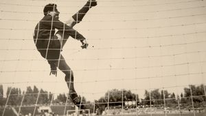 Uluitoarea poveste a "Omului-Steaua", Ion "Țop" Voinescu. Anchetat de Securitate pentru "vina" de a fi fost ofertat de Arsenal Londra: "M-au legat la ochi și m-au torturat psihic" 