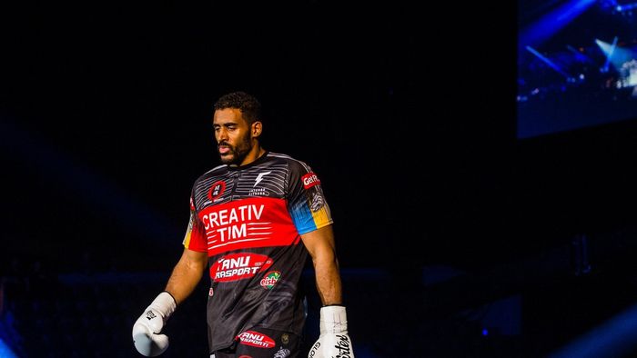 Benny Adegbuyi, dezvăluiri despre cum s-a antrenat, în pandemie, pentru meciul cu Badr Hari: „Nu puteam să mănânc chipsuri în faţa televizorului”