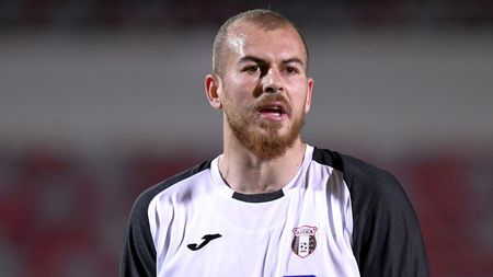 Denis Alibec, ilustrată de pe litoral. Nu s-a îngrășat, îi este dor de fotbal și este îngrijorat pentru bunica sa. Cum l-a convins mama lui să se ducă la Mangalia