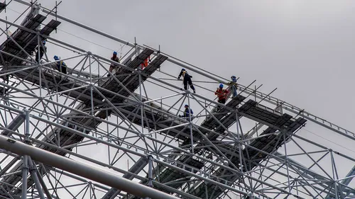 Ca la noi la nimeni! Trei bărbați au furat acoperișul unui stadion din România