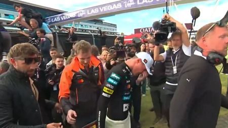 Lando Norris a fost lovit, după ce gardul a căzut peste el, în timp ce sărbătorea câștigarea Marelui Premiu de la Silverstone