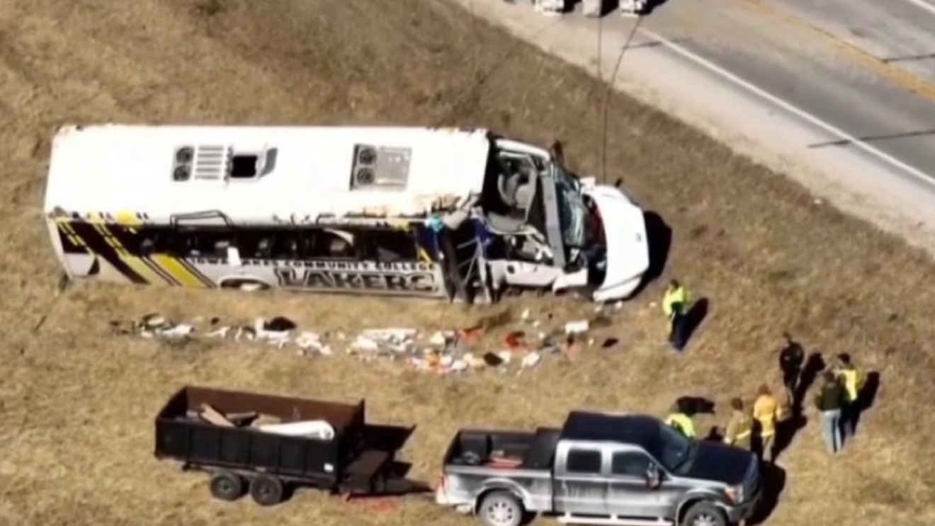 Autocarul cu o echipă întreagă s-a răsturnat: 32 de oameni au fost răniți şi unul a murit