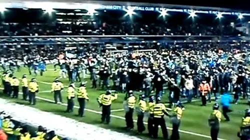 VIDEO INCREDIBIL** Englezii au luat-o razna! Peste 1.000 de fani au intrat pe teren la meciul Birmingham – Aston Villa