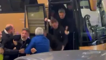 Răzvan Lucescu a căzut pe scări, după ce a fost prins într-o încăierare generală! Imagini șocante cu antrenorul lui PAOK