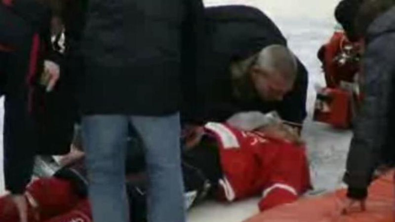 VIDEO INCREDIBIL!** A scăpat de moarte după ce arbitrul l-a resuscitat!