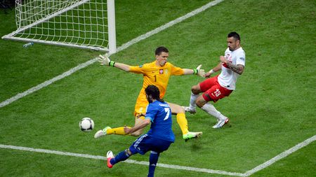 Papastathopoulos și Szczesny, suspendați un meci de la Euro! ** Avraam Papadopoulos ratează tot turneul