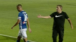 Scandal monstru la Farul: Gică Hagi a turbat de furie după ce Dragoș Nedelcu a ieșit nemulțumit că a fost schimbat! Reacția „Regelui” e de o duritate fără precedent