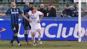 VIDEO Chivu a dat cu pumnul! Fundașul a lovit un adversar în meciul cu Bari!