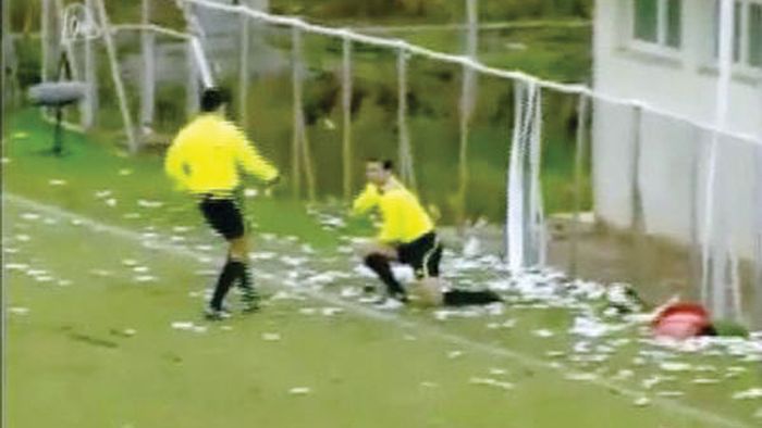 Scene de coșmar la Atena!** Unul dintre asistenți a fost lovit în umăr de un scaun "lansat" din tribune