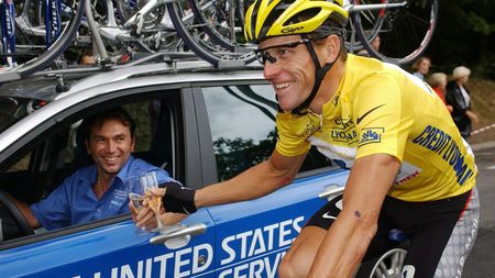 Fostul manager al ciclistului american Lance Armstrong, Johan Bruyneel, a fost suspendat zece ani