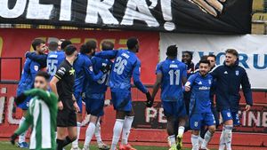 Fotbalistul cu clauză de 10 milioane de euro a fugit de la echipă! Adrian Mititelu l-a reclamat la FIFA după ce a semnat cu un club fantomă. EXCLUSIV