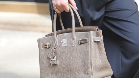 Soția fotbalistului, jefuită în fața restaurantului. I-au fost furate o geantă Hermes Birkin și un ceas Rolex, evaluate la 74.000 de euro