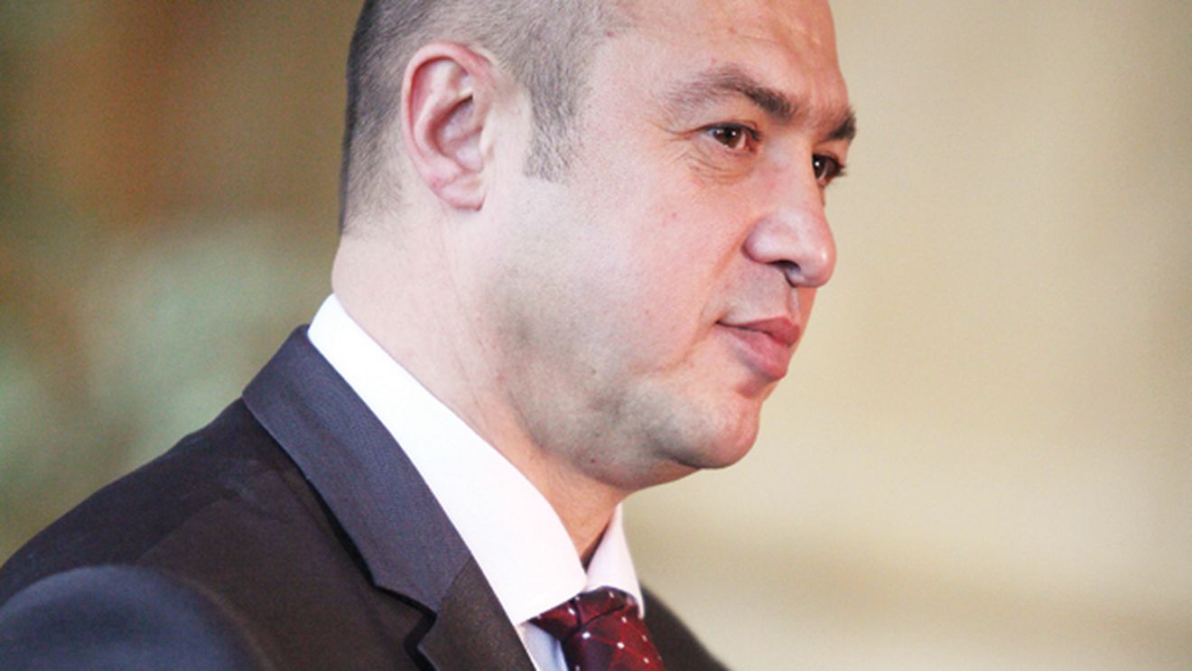 "Pleacă ai noștri, vin ai noștri"