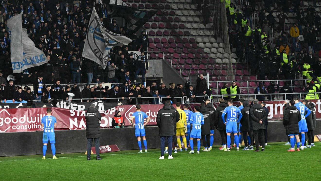 Galeria Universităţii Craiova, protest împotriva arbitrajelor: „Opriţi hoţia!”. De ce îl acuză fanii pe Sorin Cârţu