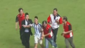 VIDEO | Gest superb făcut de Messi în amicalul Argentinei. Ce a făcut când a intrat un fan pe teren