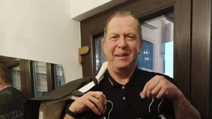 Helmut Duckadam îmbracă ținute personalizate. Ce cunoscut creator de modă are grijă de vestimentația zilnică a „Eroului de la Sevilla" | SPECIAL