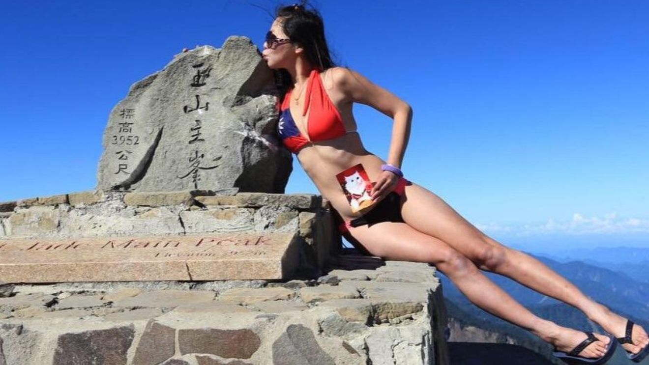 FOTO | A murit pentru că voia să-și facă o poză în costum de baie pe vârful unui munte. Modelul Gigi Wu a căzut într-o râpă și a înghețat