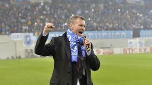 Gică Craioveanu sare în apărarea lui Mario Mitriță, puștiul care și-a făcut selfie cu Darius Olaru după Universitatea Craiova - FCSB: „Am ajuns să judecăm un copil? S-a întrecut măsura, s-a exagerat foarte, foarte mult”. Răspuns pentru șeful centrului de copii și juniori: „Ce ședință? Nu văd motivul”. EXCLUSIV