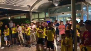 Tricolorii României U21 au fost scoși din hotelul din Italia târziu în noapte. Ce au scandat suporterii veniți în fața stabilimentului | VIDEO