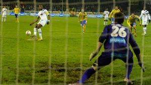 VIDEO! Nu EXISTĂ‚ un penalty bătut mai prost!** Fanii au uitat că e căpitanul echipei și i-au sărit "la găt" după execuția PATETICĂ‚