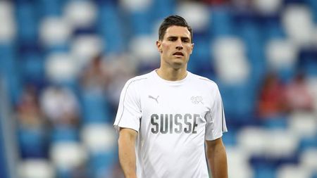 Momente de groază în preliminariile EURO. A rămas întins pe teren după o lovitură la cap, dar reacția medicilor i-a uimit pe toți. FOTO