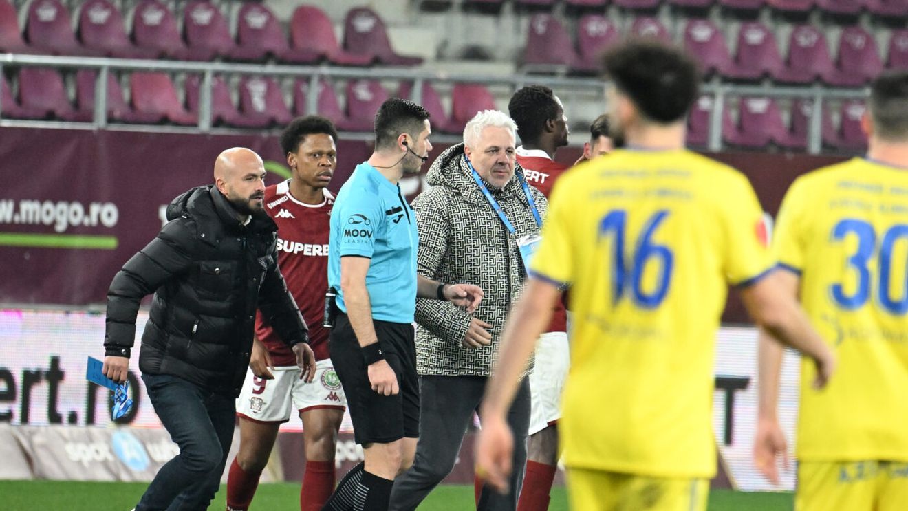 Clinton N'Jie pleacă de la Rapid! Marius Şumudică a făcut anunțul oficial: „Nu i-am găsit cipul”