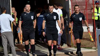 Dorinel Munteanu a dat vina și pe arbitraj după primul eșec al Reșiței pe teren propriu. Centralul Bădărău și rezerva Şuvar, ”dezmembrați”: ”Acești tineri nepricepuți nu au nicio treabă cu fotbalul” sau ”E paralel cu fotbalul, și cu regulamentul”