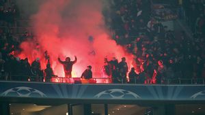 Suporterii Stelei au aruncat cu torțe pe „Allianz Arena"