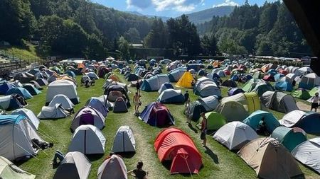 Camping pe stadion! Motivul pentru care arena unei echipe din România a fost invadată de corturi!