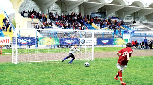 El e micul Duckadam!** Eduard Juhasz, un portar de numai 11 ani de la FC Mara Baia Mare, apără penaltyuri ca legenda STelei