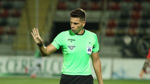 ANALIZĂ MARIUS AVRAM | Continuă erorile după FCSB - Dinamo! Arbitrul Marian Barbu prestație slabă în Bănie, deși a avut sfaturile altui ecuson FIFA în "cască"