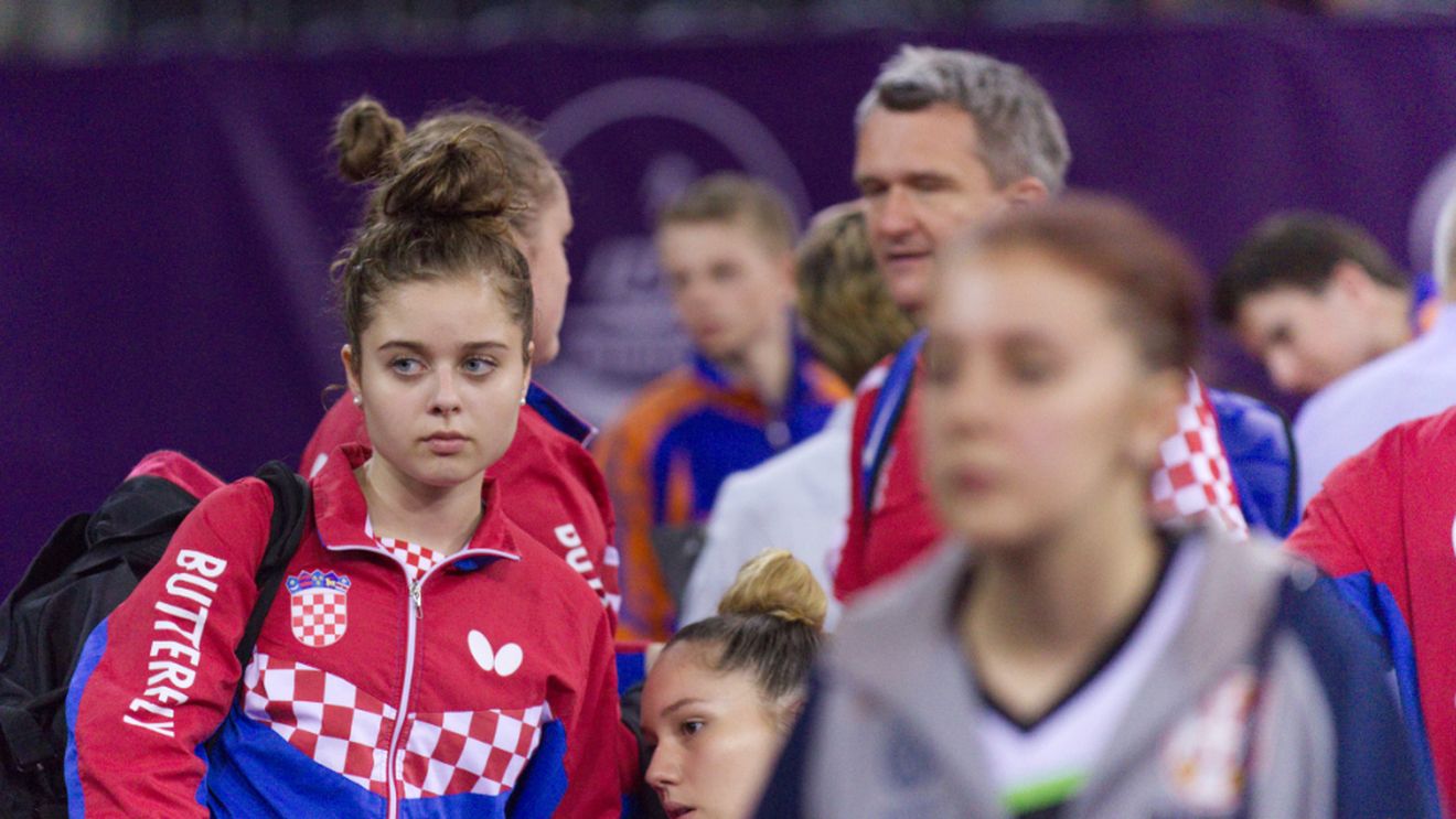 "Niciun moment nu trebuie să uităm că sunt copii". Tenisul de masă își dă întâlnire la Cluj și cu trendurile din modă, dar și cu bucuriile celor mici. Ziua a 3-a de Campionat European, în 6 imagini