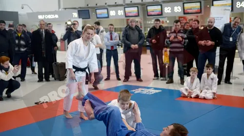 FOTO: Alina Dumitru, demonstrație de judo în aeroport. Jucătorii de la ACS Poli, spectatori de lux