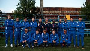 Asta-i țara! Patronul e acuzat că s-a lăcomit la 30 de lei pentru viza medicală și că băga mâna în cheta de 70 de lei pentru suc și covrigei. Echipa lăudată în New York Times s-a rupt pentru sume microscopice. Antrenorul și jucătorii au fugit 