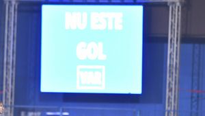 Rapidul lui Marius Șumudică a deschis scorul cu Poli Iași după numai 7 minute, dar golul a fost anulat! Analiză interminabilă în camera VAR: ce s-a întâmplat